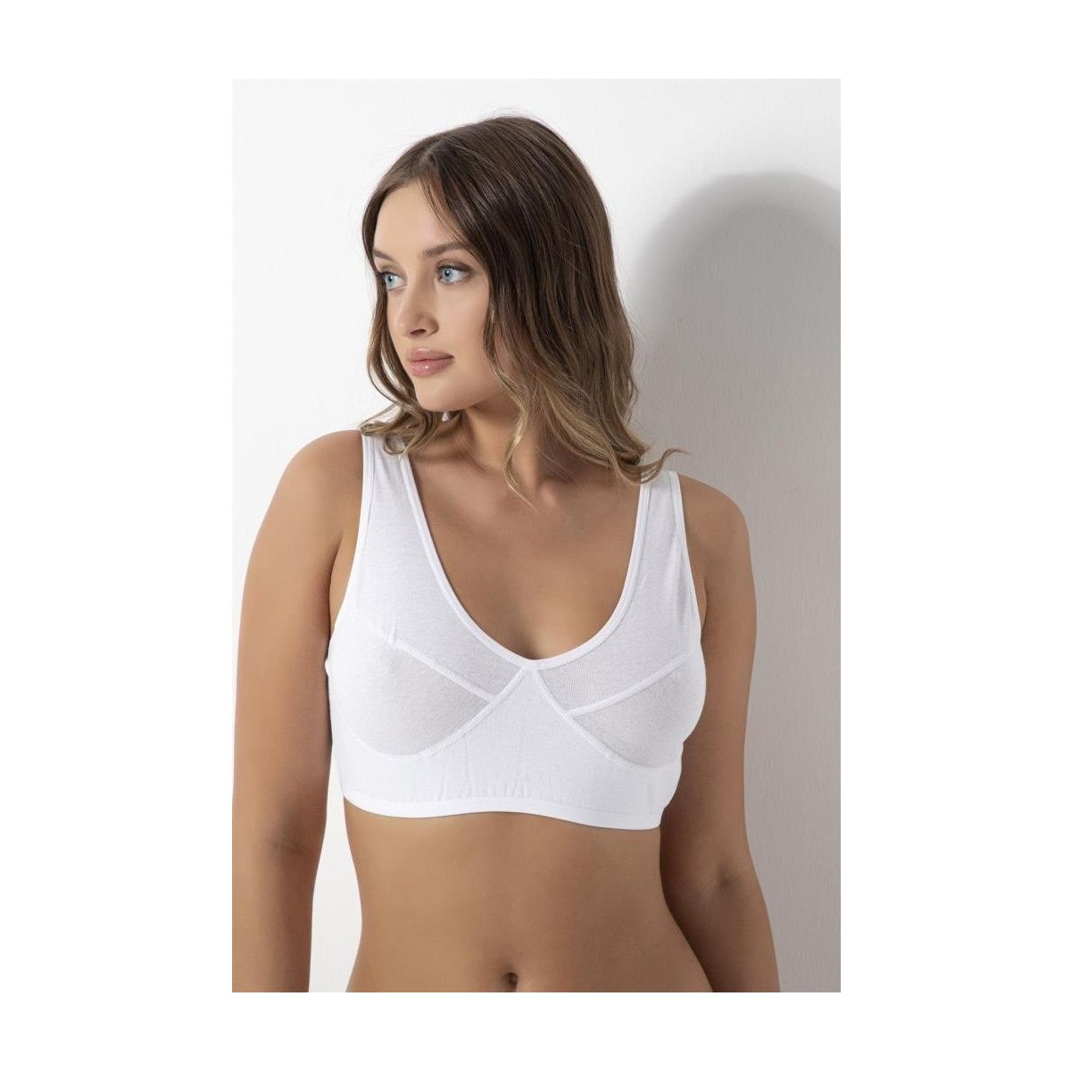 Qiz qiniga tegsa, nimani his qiladi? Mayolardagi katta kokraklarning fotosuratlari