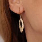 14 Ayar Altın Kaplama Dokulu Oval Form Sallantılı Gümüş Küpe - Minimal Şık Küpe - E00271