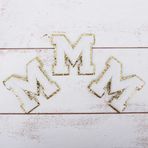 3 Paket Şönil Demir On Glitter Üniversite Mektubu 5 cm Uzun "M" Yamalar - Altın Parlak Süslemeli Beyaz Şönil Kumaş - Dikin veya Ütüleyin - 5 CM WHT M