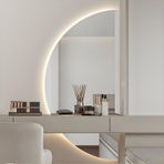 3 Renkli Akıllı LED Banyo Aynası, Yarım Ay Şeklinde Arkadan Aydınlatmalı, Çerçevesiz Tasarım, Oturma Odası, Ev ve Koridor İçin Modern, Kısılabilir, Buğu Önleyici Dekoratif Duvar Aynası (Sol Kesim