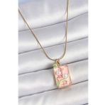 316L Çelik Gold Renk Zincir Pembe Mineli İncli Çiçek İşlemeli Portre Model Kadın Kolye - Tj-Bko10193