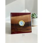39 Art Studio Classic Ceviz & Epoksi Masa Saati – 3,5 cm Altın Kaplama Quartz Mekanizma – Tasarım Masaüstü Saat (15X15 Cm) - Kırmızı - Sedef