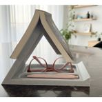 3D Baskı Zamanı Dekoratif Kitap Tutucu ve Başucu Organizeri - Gözlük ve Kalem Bölmeli Kitap Standı