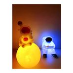 3D küre üzerinde astronot ve oturan astronot LED gece lambası