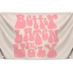 3x5 Feet Komik Vintage Bayrak "Better Late Than Ugly" Dört Pirinç Halkalı - Kızlar için Banyo Duvar Dekorasyonu - Afiş Üzerinde Ev Duvar Süslemeleri - Ofis için İlham Verici Alıntı Bayrak