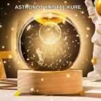 5 cm 3D Kristal Astronot Küre Lamba – Dekoratif LED Işıklı Ahşap Stand