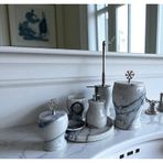 7 Parça Mermer Desenli Banyo Seti, Beyaz Seramik Banyo Aksesuar Seti, Sıvı Sabunluk, Diş Fırçalık, Tuvalet Fırçası Dahil, Modern Şık Tasarım