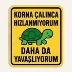 Acemi sürücü Kaplumbağa Tasarımlı Dekoratif Araba Sticker, Sarı Zemin Üzerine Yeşil, Türkçe Yazılı, Korna Çalınca Hızlanmıyorum Temalı