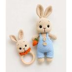 Açık Mavi Tulumlu Havuçlu Sempatik Tavşan Uyku Arkadaşı Ve Çıngırak Takımı Amigurumi Organik Oyuncak