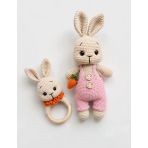 Açık Pembe Tulumlu Havuçlu Sempatik Tavşan Uyku Arkadaşı Ve Çıngırak Takımı Amigurumi Organik Oyuncak