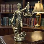 Adalet Tanrıçası Lady Justice Biblosu | Altın Renk Reçine Heykel | Metal Terazili | 18 cm | Hukuk Bürosu & Ofis Dekoru