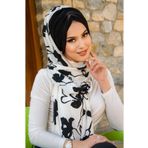 Aişe tesettür Beyaz Siyah Yaprak Desen Kelebek Model Büzgülü Bone Şal