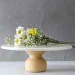 Akayev Mermer 25 cm Ahşap Ayaklı Beyaz Yuvarlak Sunum Tabağı