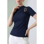 AKD Atelier Kadın T-Shirt Kısa Kollu Gold Toka Detaylı Büzgülü Yarım Balıkçı Yaka Sandy Likralı Şık Bluz - Lacivert