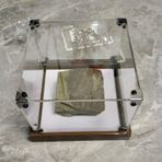 Akrilik Teşhir Kutusu, Ahşap Tabanlı Akrilik Vitrin - Oyuncak Figürler için Şeffaf Toz Geçirmez Depolama, 4x4x4, 6x6x6, 22x22x22, 30x30x30 Ebatlarında Mevcuttur - Koleksiyon ve Ev Dekoru için Mükemmel