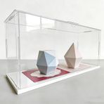 Akrilik Teşhir Kutusu, Ekstra Uzun İstiflenebilir Akrilik Vitrin, Küçük ve Büyük Figürler için Şeffaf Toz Geçirmez Konteyner, 20x20x20cm/8x8x8in, Beyaz Taban, Koleksiyon ve Vitrin için Mükemmel