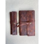 Alesta Leather Atelier (İsim Yazıyoruz) El Yapımı Hakiki Deri 2'li Hediye Seti Kitap Ajanda Kılıfı Kalemlik - Koyu Taba