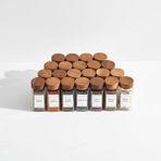 Amberhaus 12'li Akasya Kapaklı Kare Cam Baharatlık Seti (120 Ml) - Delikli Serpme Başlıklı ve Etiket Hediyeli Baharat Kavanozu - Çekmece Içi ve Tezgah Üstü Düzenleyici (Siyah & Beyaz Etiketler) - 0,1 kg