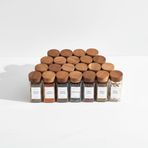 AmberHaus 12'li Akasya Kapaklı Kare Cam Baharatlık Seti (120 ml) - Delikli Serpme Başlıklı ve Etiket Hediyeli Baharat Kavanozu - Çekmece İçi ve Tezgah Üstü Düzenleyici (Siyah & Beyaz Etiketler)