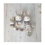 Amigurumi Yenidoğan Tulumlu Tavşan Set, Uyku Arkadaşı, Çıngırak ve Emzik Zinciri - Gri