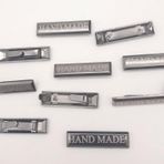 Angel Çanta Aksesuarları Aksesuar 10 lu Handmade Yazılı Metal Etiket Plaka Süs Füme Renk