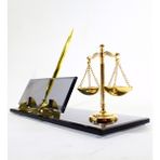 Art Online Krom Adalet Terazili-Kalemli -Kişiye Özel Tasarım Hakim Savcı Avukat Premium Cam Masaüstü Isimlik - Avukat Isimlik – Ofis Masaüstü Isimlik - Masalık - Gold