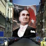 Asilmeydan Ay Yıldız-Sivil-Takım Elbiseli Gazi Mustafa Kemal Atatürk Poster Dış Cephe Bayrak-6x9 Metre - Renkli