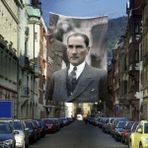 Asilmeydan Gazi Mustafa Kemal Atatürk - Şık Takım Elbiseli - Modern Atatürk Cephe Poster Bayrak -4x6 Metre - Renkli