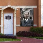 Asilmeydan Gazi Mustafa Kemal Atatürk Şık Takım Elbiseli Modern Atatürk Poster Bayrağı 100 x 150 cm