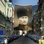 Asilmeydan Kalpaklı Gazi Mustafa Kemal Atatürk Cephe Poster Bayrak -4x6 Metre - Renkli