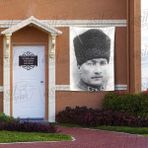 Asilmeydan Kalpaklı Gazi Mustafa Kemal Atatürk - Siyah Beyaz Portre - Poster Bayrak 100x150 cm