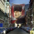 Asilmeydan Mavi Gözlü Kalpaklı Gazi Mustafa Kemal Atatürk -Ay Yıldız Türk Bayrağı Cephe Poster Bayrak-4x6 Metre - Renkli
