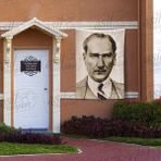 Asilmeydan Sivil Gazi Mustafa Kemal Atatürk - Portre - Takım Elbiseli Modern Atatürk Poster Bayrak 100X150 cm - Renkli