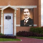Asilmeydan Takım Elbiseli Şık Gazi Mustafa Kemal Atatürk Portre - Poster Bayrak 100X150 cm - Renkli