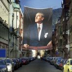 Asilmeydan Takım Elbiseli Sivil Göğe Bakan Gazi Mustafa Kemal Atatürk - Portre Cephe Poster Bayrak-4x6 Metre - Renkli