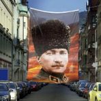 Asilmeydan Üniformalı Kalpaklı Gazi Mustafa Kemal Atatürk Dış Cephe Poster Bayrağı 600 x 900 cm