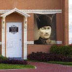 Asilmeydan Üniformalı Kalpaklı Gazi Mustafa Kemal Atatürk Portre Poster Bayrak 100 x 150 cm