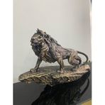 ASLAN KRAL BİBLO FİGÜRÜ TAŞ ÜSTÜNDE ASLAN BÜYÜK BOY SİYAH (GOLD DETAYLI)