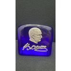 Atatürk İnsiyalli Dökme Cam Kağıt Ağırlığı El Yapımı Obje 8x6x4cm Lacivert Gümüş Renk 1 Adet