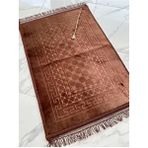 ayhanhome Lüks Kalın Yumuşak Peluş Seccade Hediyelik Çeyizlik Polyester Malzeme ile Kaymaz Taban Özellikli - 80 x 120 cm - Kahverengi