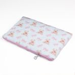 Baby Kangaroo Ayıcık ve Fiyonk Desenli 13-14 Inç Laptop Kılıfı – MacBook Air Uyumlu Kılıf, Suya Dayanıklı Kapitoneli Bilgisayar Çantası, Ekru Evrak Çantası
