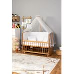 Bamgidoo Mobilya Bamgidoo Ahşap Meşe Renk Anne Yanı Beşik 3 Kademeli Sallanan Ahşap Beşik 60 x 120 cm - Beyaz Güpürlü Uyku Setli & Soft Yataklı - Somon - Krem