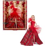 Barbie 2024 Mutlu Yıllar Bebeği Şarışın Kırmızı Ekose Elbise ile Şıklık Sunuyor