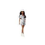 Barbie ® Bebek Gümüş rengi ışıltılı elbisesi, kovboy şapkası ve çizmeleriyle siyah saçlı HYT95