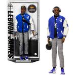 Barbie Bomber ceketi, kulaklık ve güneş gözlüğü gibi aksesuarlarıyla koleksiyona uygun Signature LeBron James Kenbassadors Bebek, HRM33