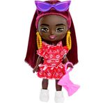 Barbie Bordo Saçlı Ekstra Mini Mini Bebek, Kırmızı Fırfır Elbise, Güneş Gözlüğü ve Aksesuarları ve Standı, 8,25 cm