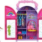 Barbie Chelsea oyuncak bebek ve dolap oyuncak seti, 15 parça giysi ve aksesuar dahil, katlanabilir set, hareket halindeyken oyun ve saklama için