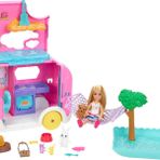 Barbie Chelsea'nin Yeni Karavanı, Chelsea bebek, 2 hayvan figürü ve 15 aksesuar içerir, araç kamp alanına dönüşür, HNH90