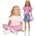 Barbie Çıkarılabilir Moda, Pembe Üst, Denim Etek ve Kovboy Çizmeleri, Kolye ve Çanta Aksesuarlı 28" Sarışın Moda Bebek