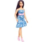 Barbie Fashionistas Doll #231 Mor Saçlı, Pembe Kuşaklı ve Çizmeli Straplez Denim Kelebek Baskı Elbise Giyiyor